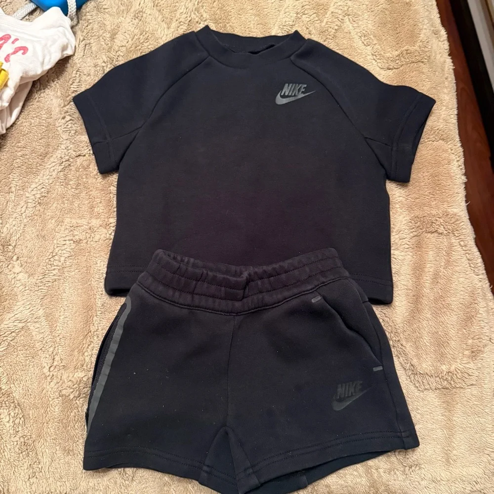 Toddler 2TNike Tech Fleece T-Shirt And Shorts Set